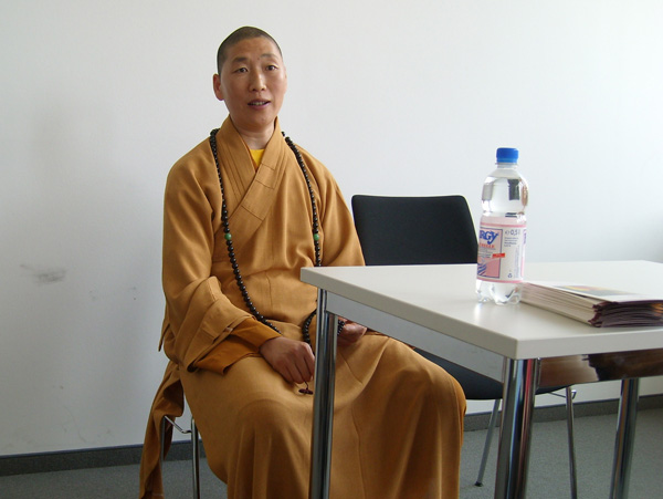 中心坐落在邦德萨莱街,最初成立的时候是在库菲斯滕丹大街,住持释永传