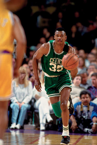  p>雷吉·刘易斯(reggie lewis),1965年11月21日生于马里兰州巴尔的摩