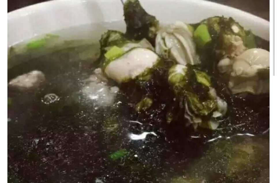  p>牡蛎紫菜汤,是用牡蛎肉,蘑菇各,紫菜,香油,盐,味精制作的菜肴. /p>