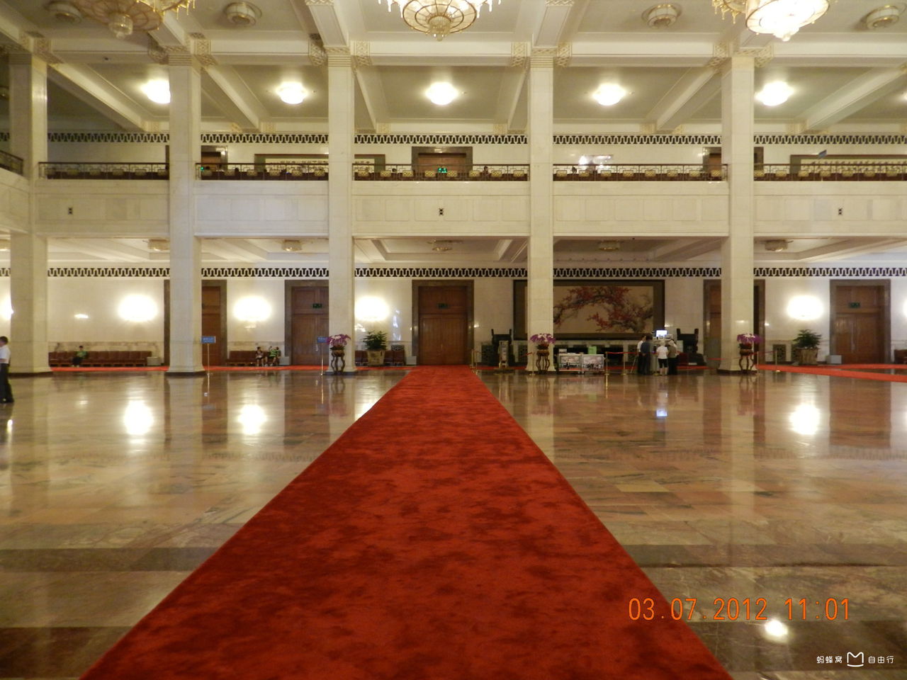 p data-id="go24g3c8on">人民大会堂位于中国北京市天安门广场西侧