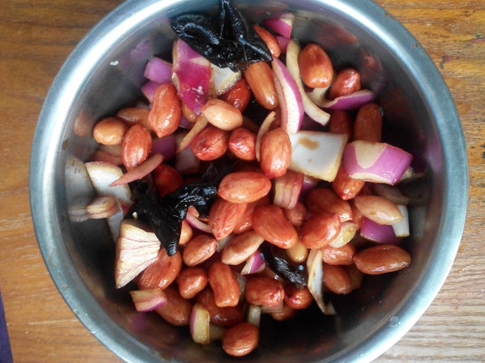  p>洋葱凉拌花生米是一道简单的家常菜,主料是 a href="#" data-lemma