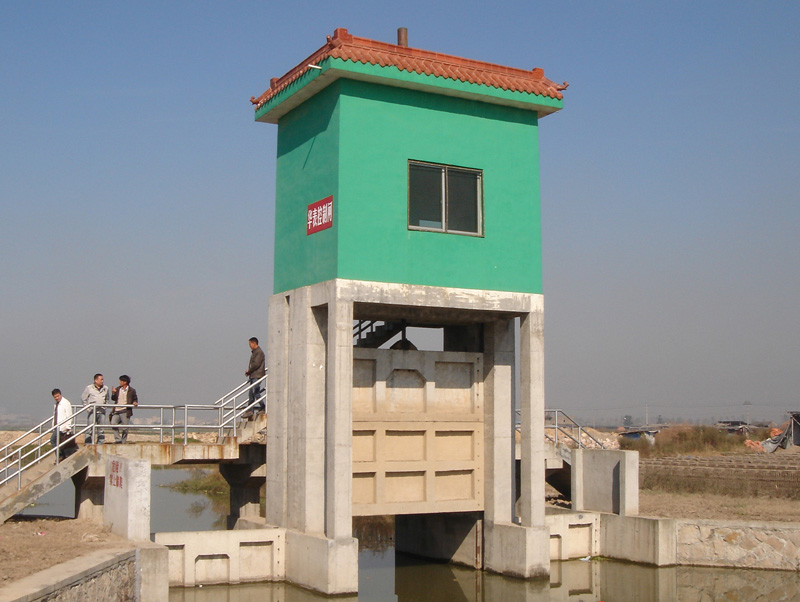  p>建于河道或渠道中用于调节上游水位,控制下泄水流流量的水闸.