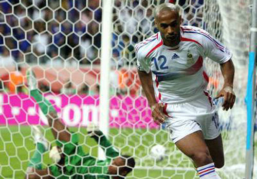  p data-id="gnx0poc4ja">滑跪(slippery kneeling),是指一种足球的