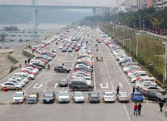 市民张海驱车来到泸州 a target="_blank" href="/item/滨江路停车场