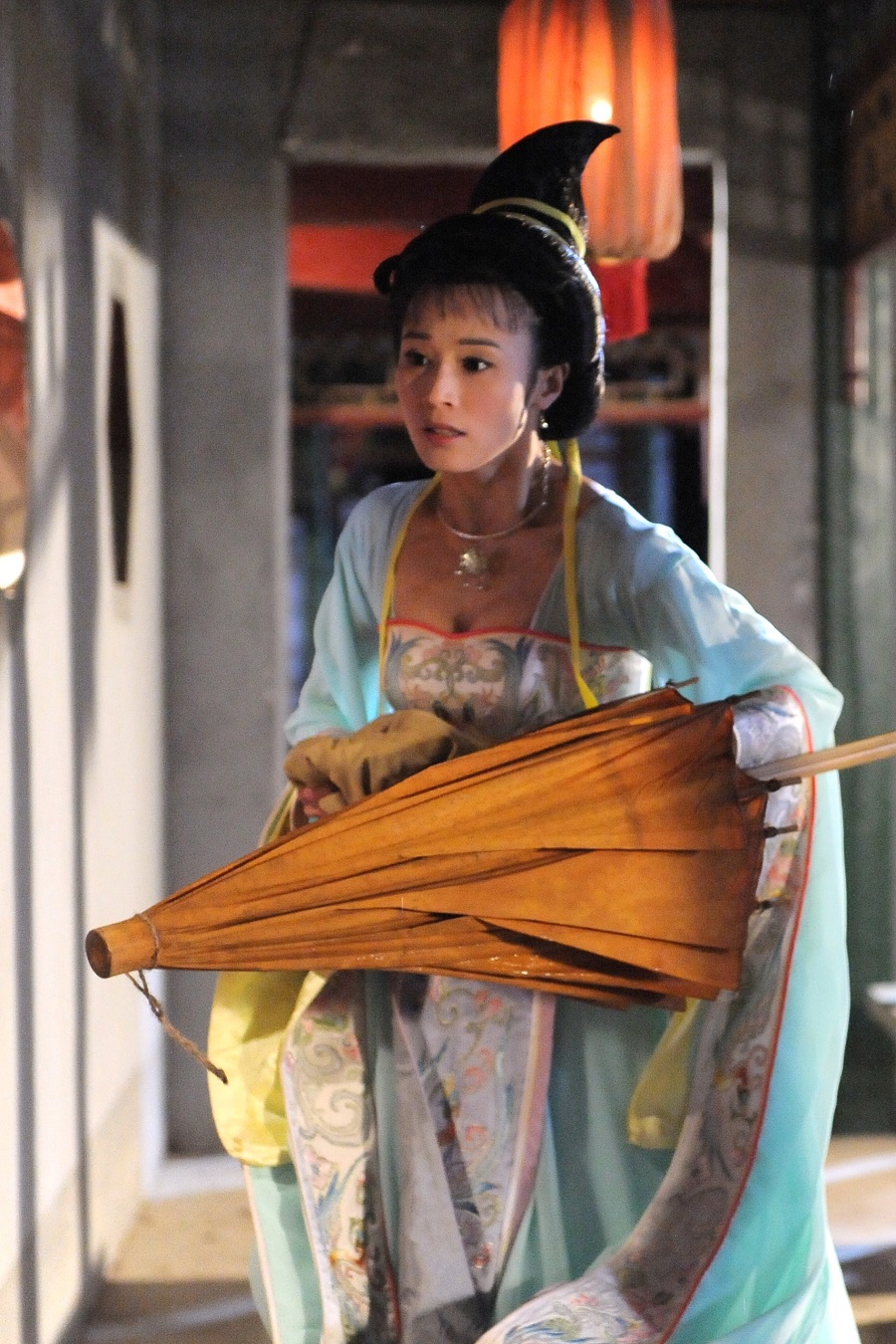 于浙江省金华市浦江县,毕业于浙江省艺术学院越剧表演班,中国女演员