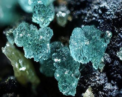 一般来说多晶体是各向 a href="#">同性 /a>的,但单个小晶体仍是各向 