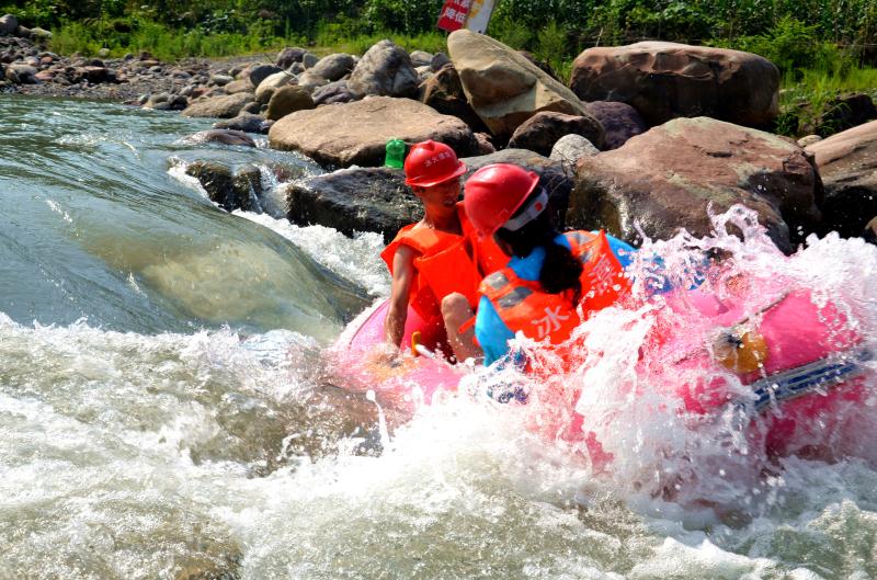  p>花水湾冰火漂流位于成都市大邑县花水湾镇出江河,漂流途中穿越:晚