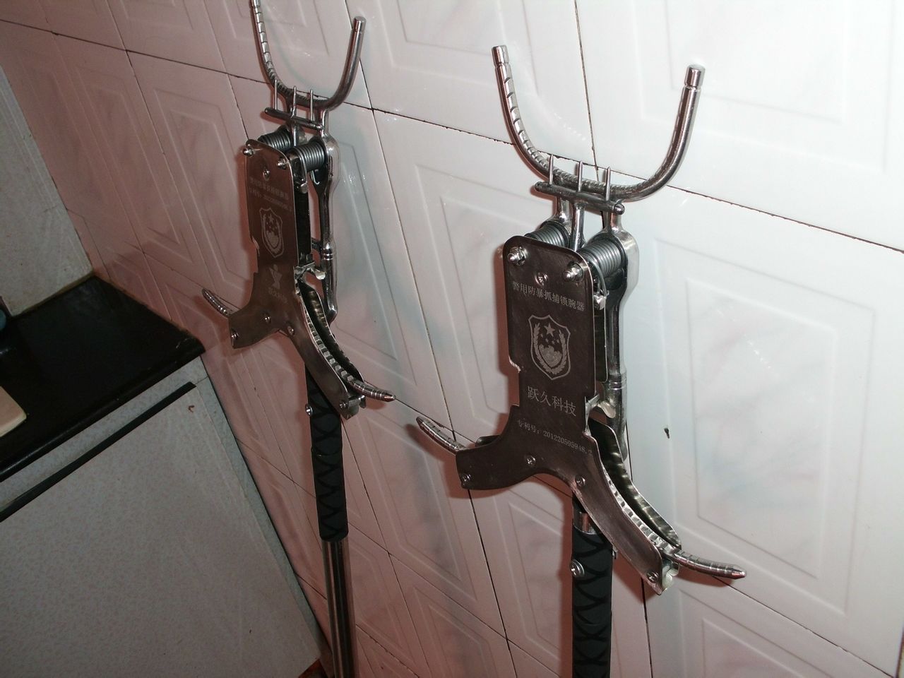  p>保安器材是指用于保安人员用于自卫的小型武器,用于制止犯罪分子