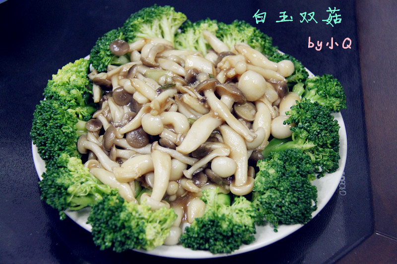  p>白玉双菇是一道菜品,主料为白玉菇,蟹味菇. /p>