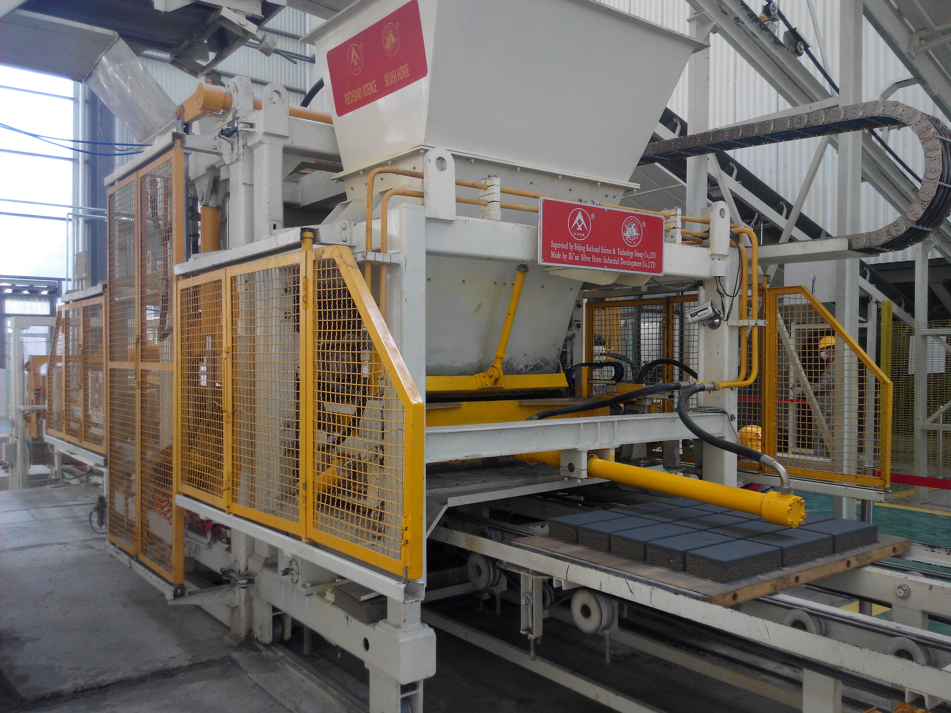 石粉,沙子,石子,水泥等为主要原材料生产砌块的机械设备,通过液压动