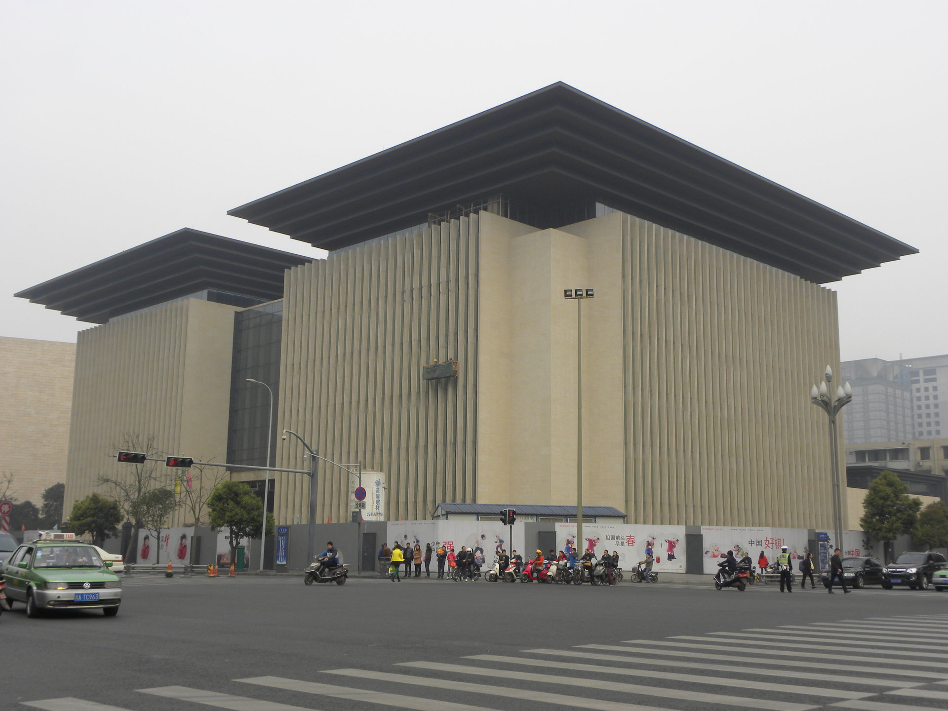  p>四川省图书馆位于成都市青羊区,是中国成立较早的公共图书馆之一