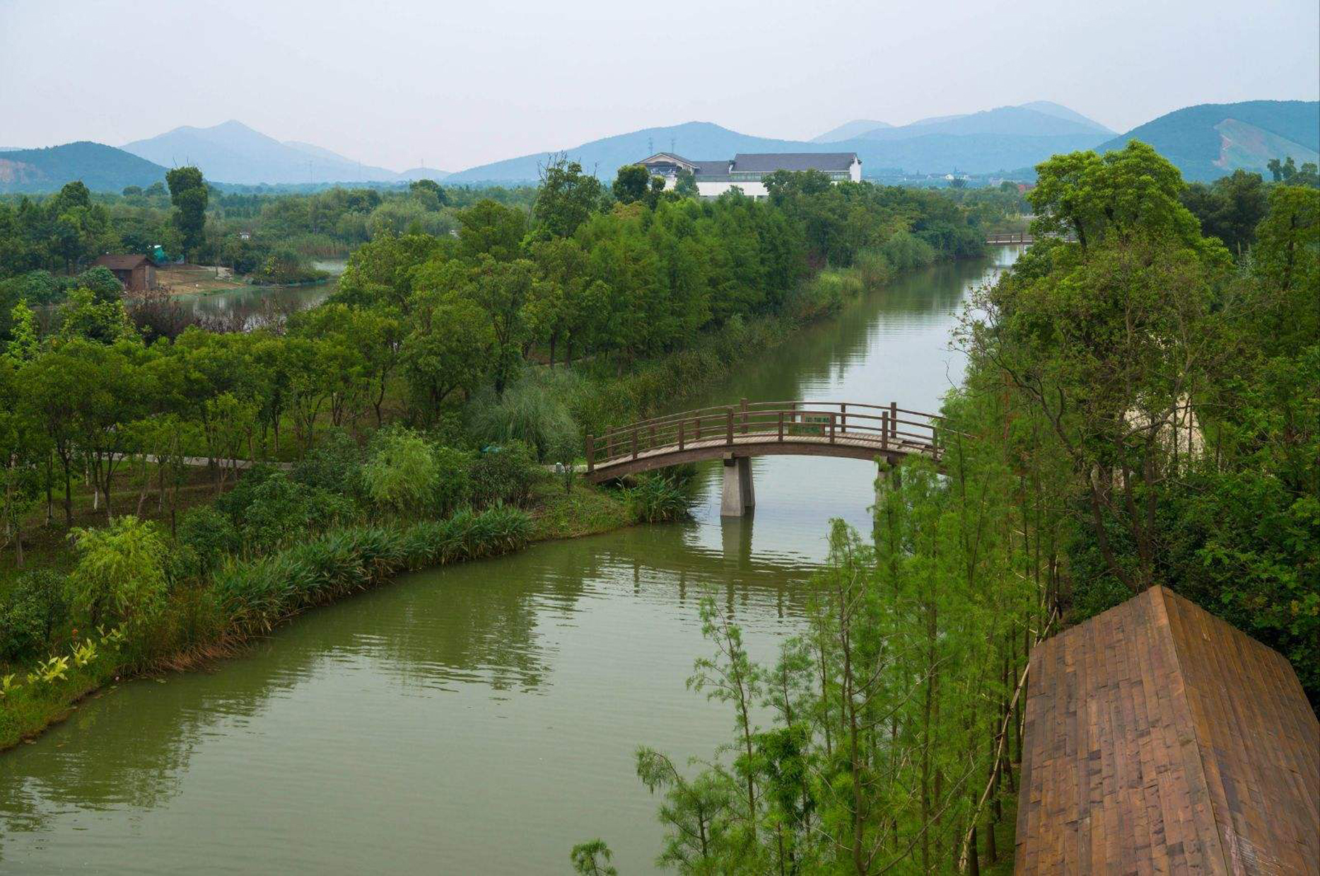  p>苏州太湖湿地公园坐落在"人间天堂"苏州市区西部的镇湖,西枕太湖