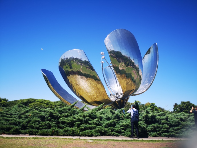  p>花之魂雕塑,位于阿根廷 a target="_blank" href="/item/布宜诺斯