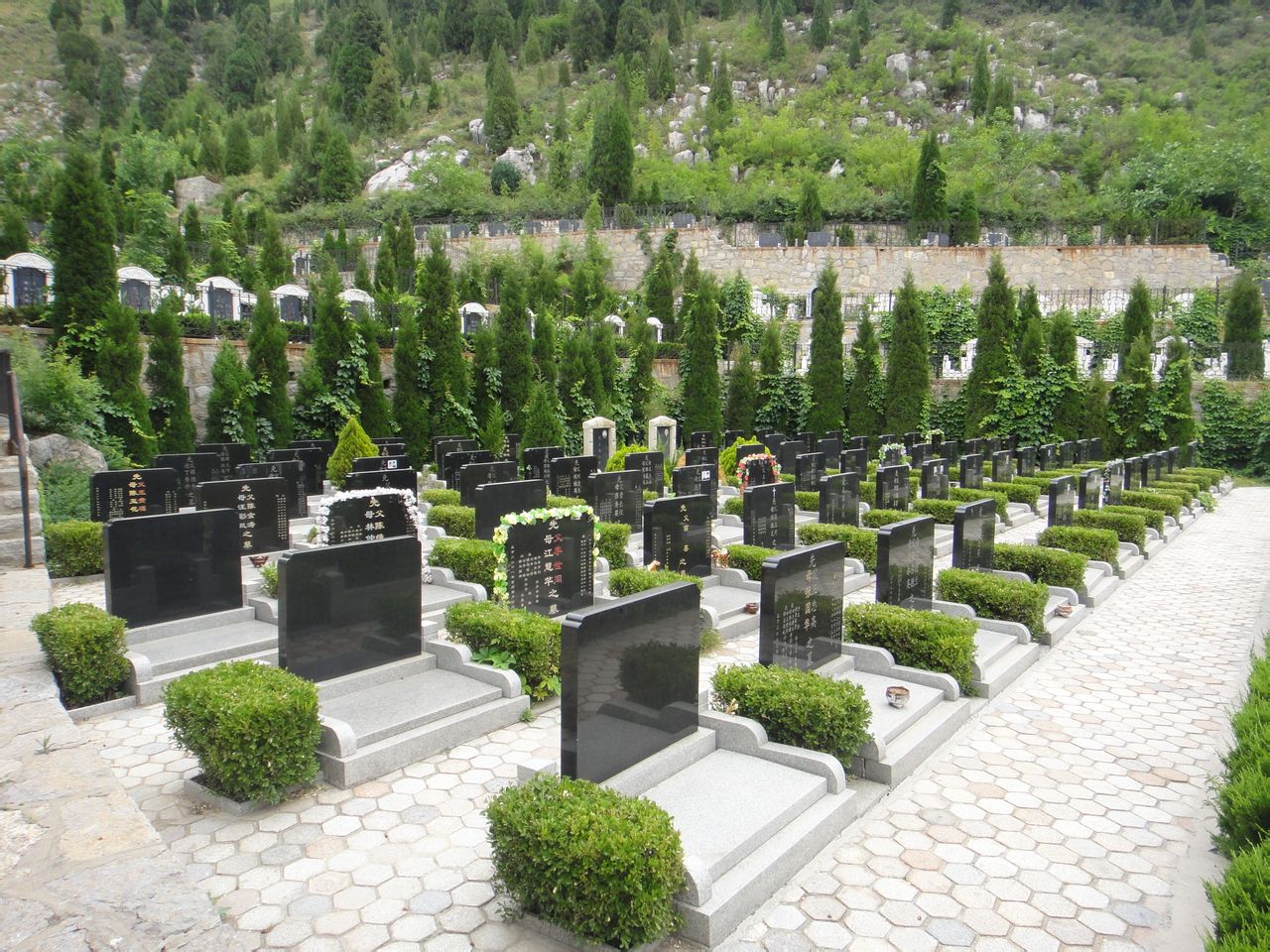  p>济南恭德陵园,又称" a target="_blank" href="/item/寿南山">寿