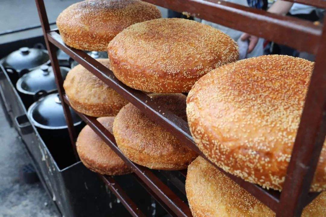  p data-id="swst8defvhol">涨烧饼是江苏泰兴特产.