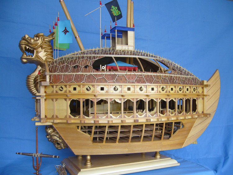 该船四面发炮,颇具攻击能力;形似龟甲,防御力较强;船体轻巧,机动性能