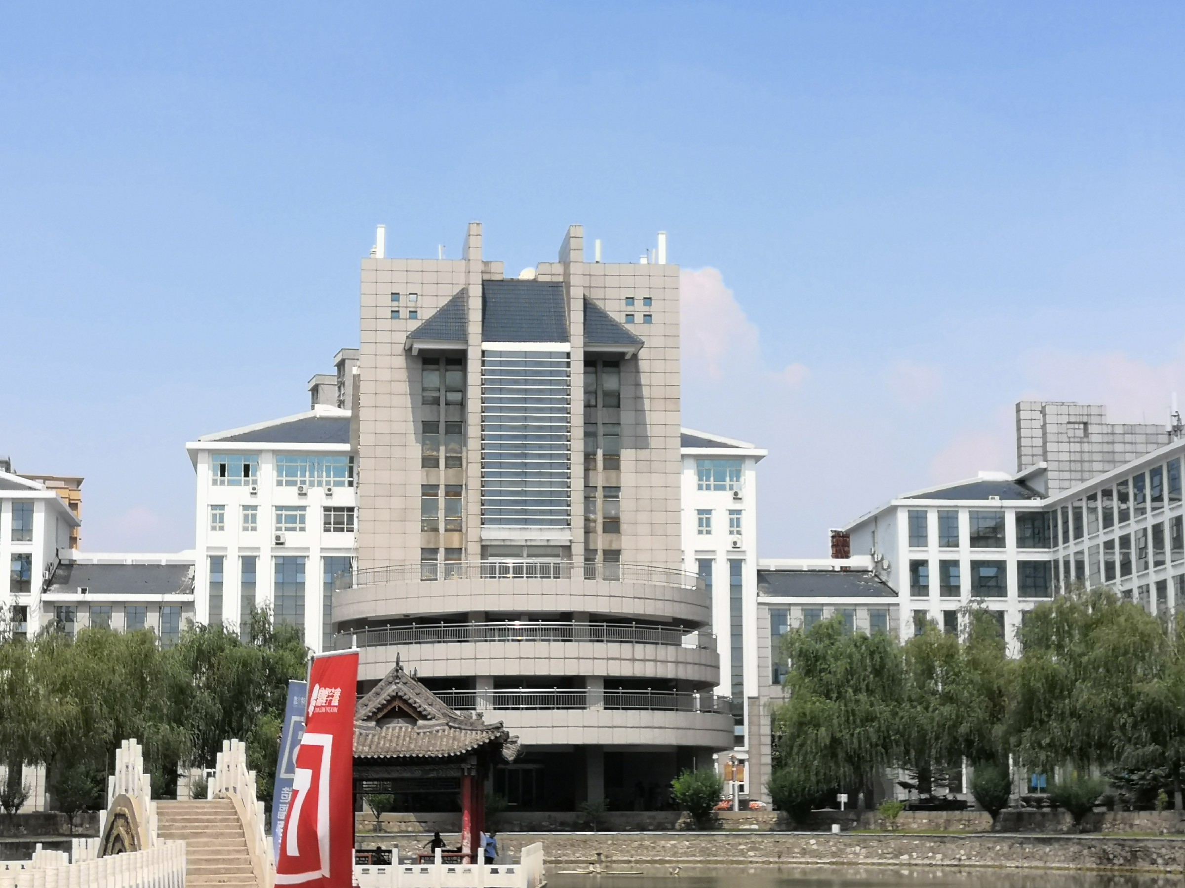  p>山西师范大学(shanxi normal university),简称"山西师大",位于