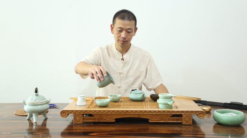 中国传统兵器刀剑折叠锻打传承人,龙泉钟石勇铸剑庄创始人. /p>