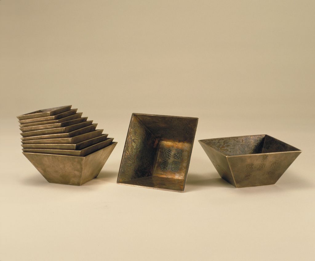  p>明银方斗式杯是清代的一组银器. /p>