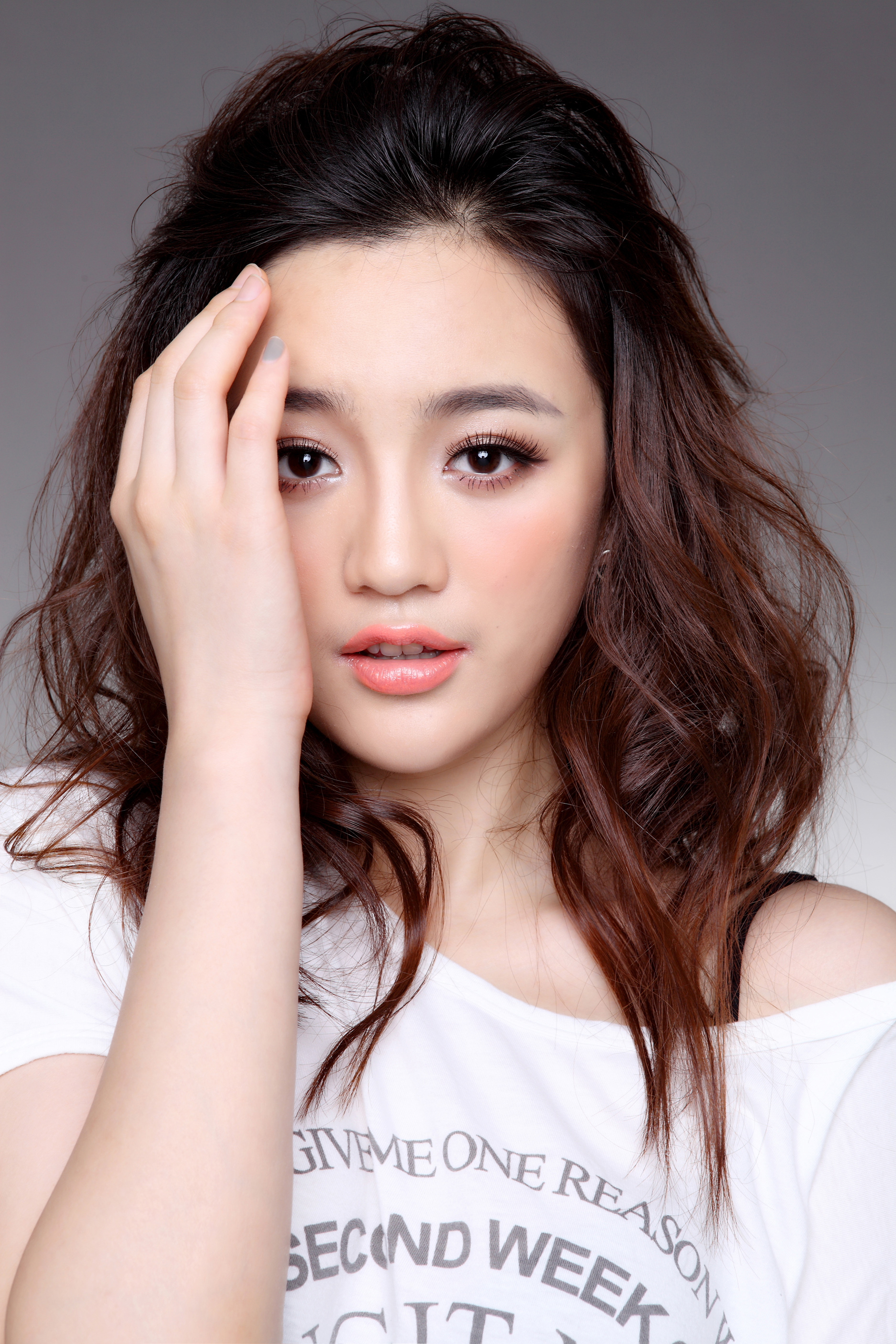  p>宋小莹,1990年5月6日出生于山东省枣庄市,中国内地女演员,毕业于 a