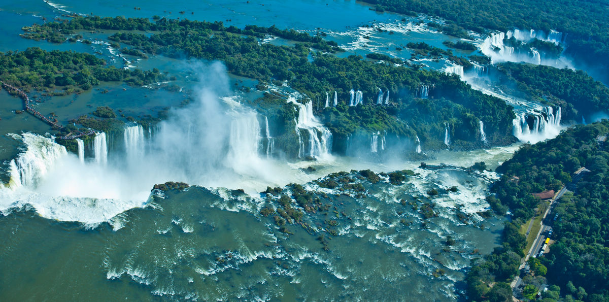  p data-id="gnszlkxtfn">伊瓜苏大瀑布是世界上最宽的瀑布,位于 a