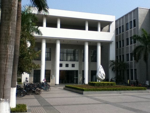  p>华南理工大学图书馆创建于1952年,是全国重点 a href="#" data