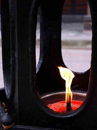 灯(eternal fire),除夕夜家家户户所点燃的灯火,一燃上,就不能吹灭