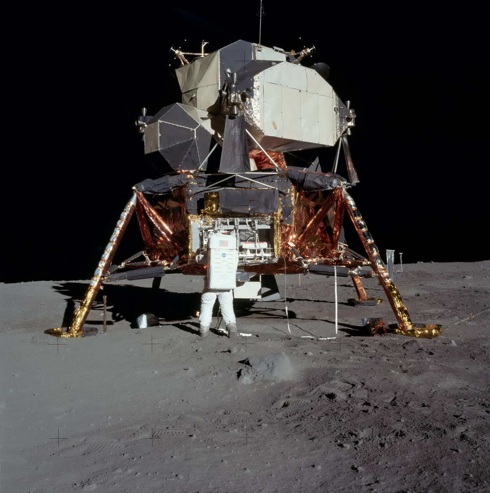  p> b>月球 /b>( b>moon /b>)是围绕地球旋转的球形天体,同时也是地球