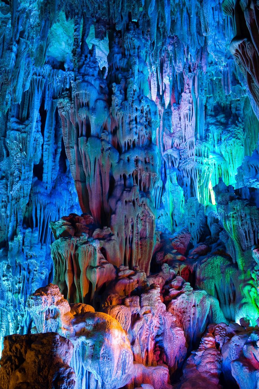  p>芦笛岩位于桂林市西北郊,距市中心 5 公里,是一个以游览 a target=