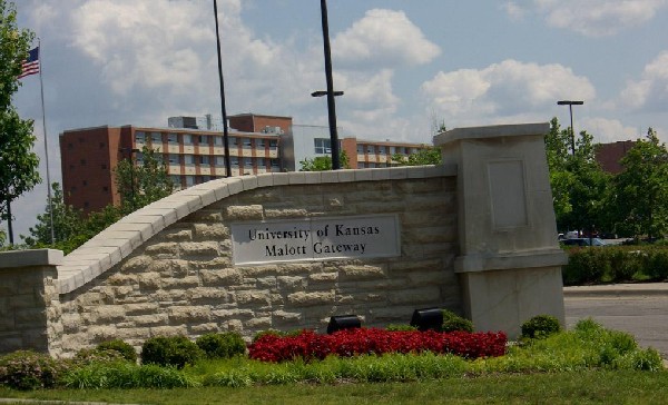  p>堪萨斯大学(university of kansas),简称ku,坐落在美国堪萨斯州的