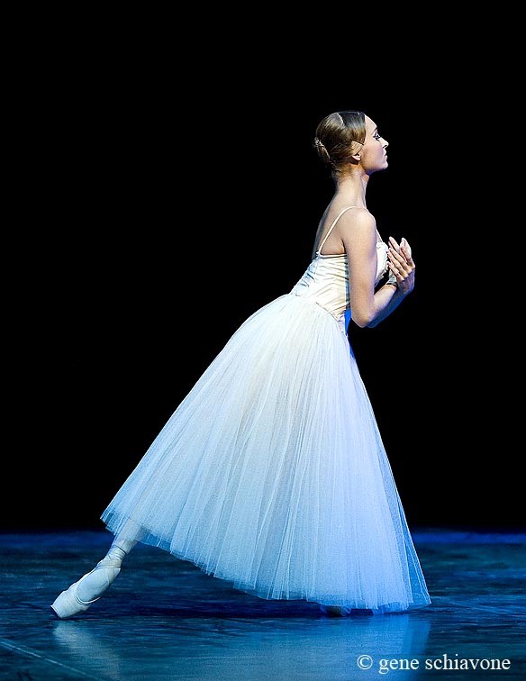 芭蕾舞最重要的一个特征即女演员表演时以脚