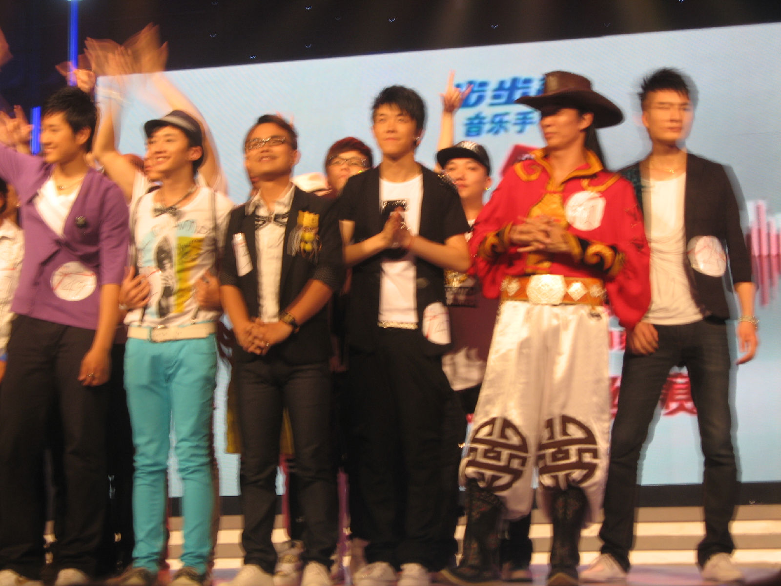 男,1987年5月7日出生于中国哈尔滨,歌手,2010《快乐男声》南宁唱区20