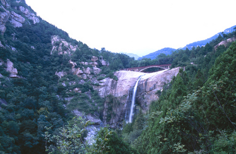 d">长寿桥位于山东泰安市 a target="_blank" href="/item/泰山/5447"