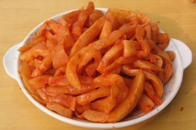  p>白萝卜咸菜是一种将白萝卜切块或者切成丝,再加入盐,辣椒等调味料