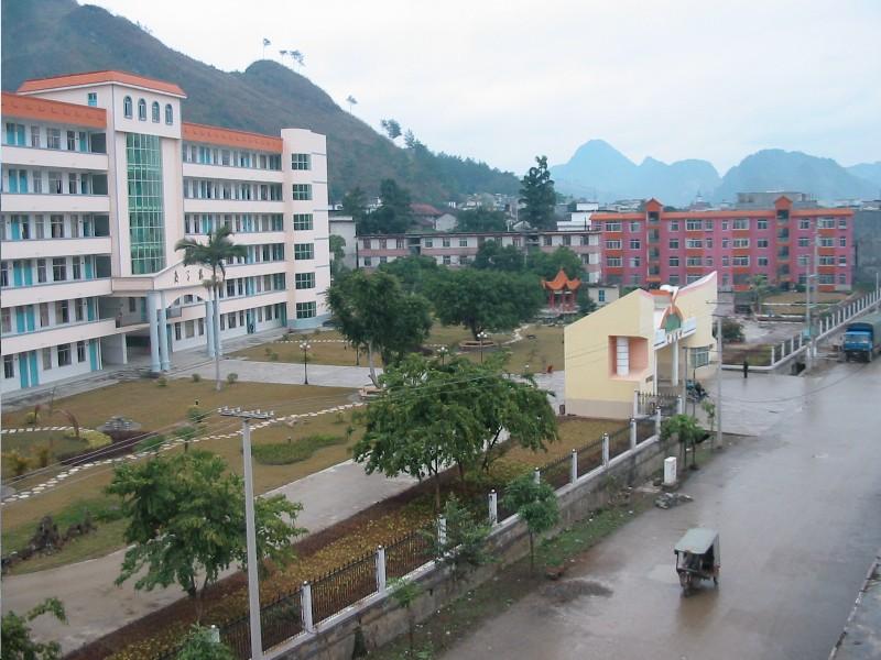 在巴马县城西北独狮山脚下的巴马一中是一所富有革命光荣传统的学校