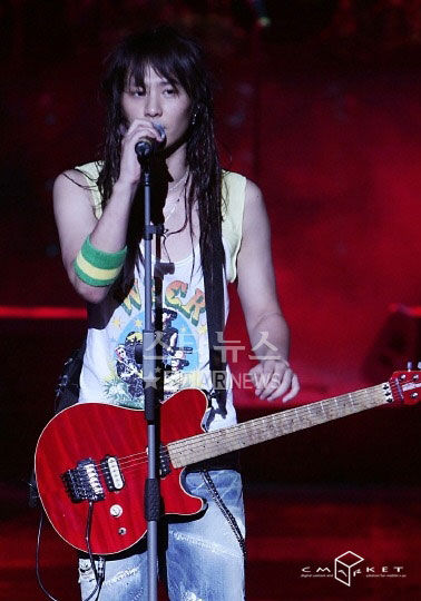  p>韩国乐坛的多样化在这两年更为显著,许多型态特别的音乐也不断地的