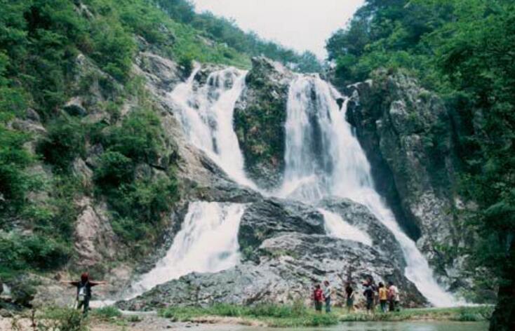  p>天柱深山景区流水汇流过宋家板桥后,称九井河,全长约6公里,海拔悬