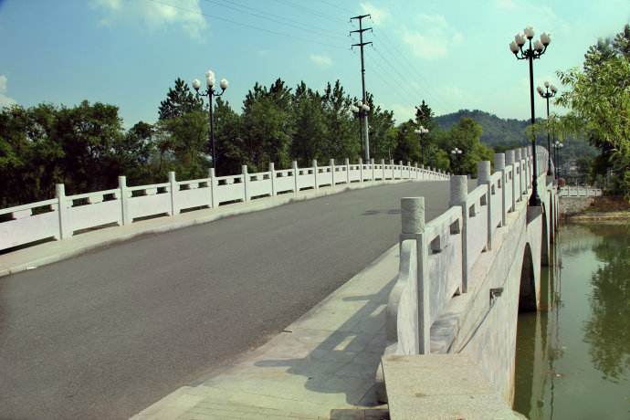  p>马家洲公园是一个湿地公园,位于修水县城南修河中央. /p>