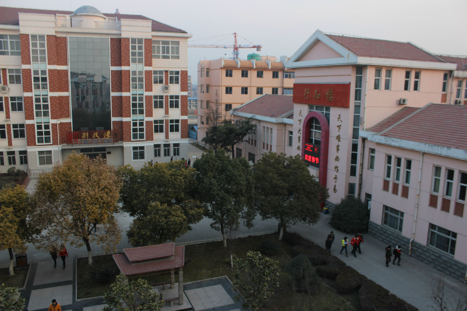  p>沛县第二中学创建于1978年,建校伊始,是一所含初中部的完全中学