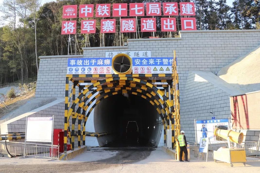  p>将军寨隧道,即兴泉铁路将军寨隧道,位于福建大田县境内,全长10077