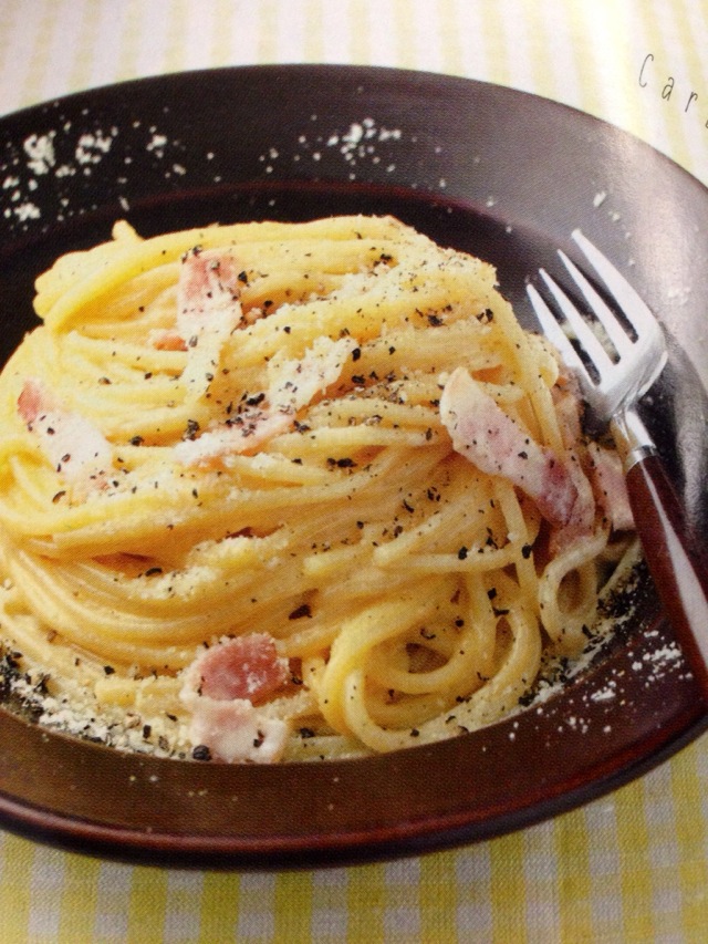  p>培根蛋面,是一道意大利面食,主要食材是意大利面,培根,蛋黄,奶酪粉