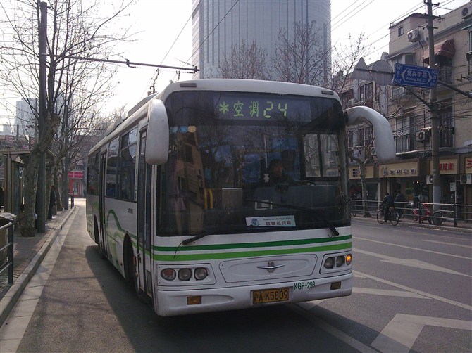 data-lemmaid="127743">上海市中心的一条无轨电车线路,开通于