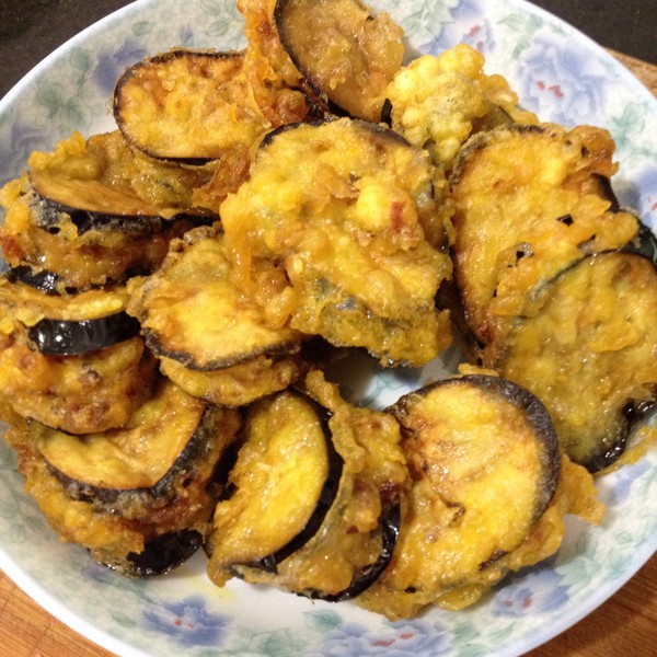  p>酥茄盒,主要食材:茄子,猪肉末.具有外层酥脆,馅心味美的特点. /p>