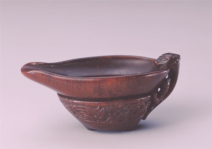  p>清犀角雕螭耳凤纹三足杯是清代文物,藏于北京博物馆. /p>