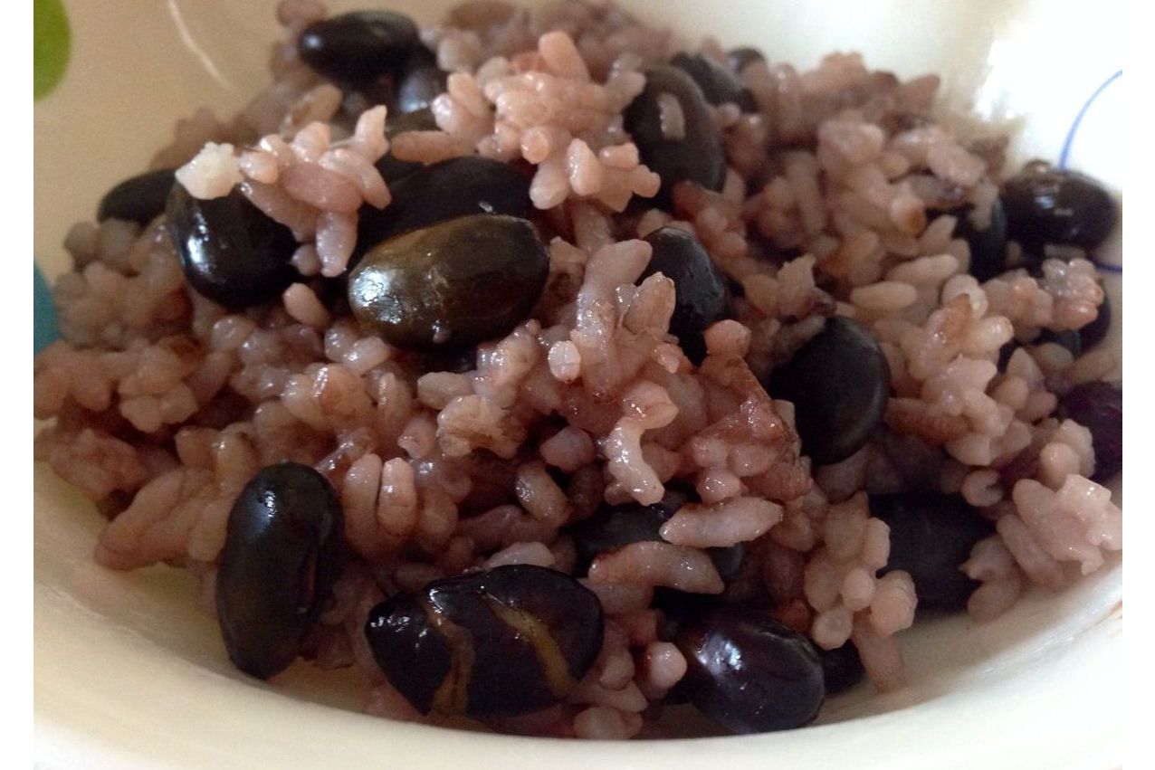 id="t8emqswrappe">黑豆蒸饭是一道以黑豆,大米等为原材料制作的美食