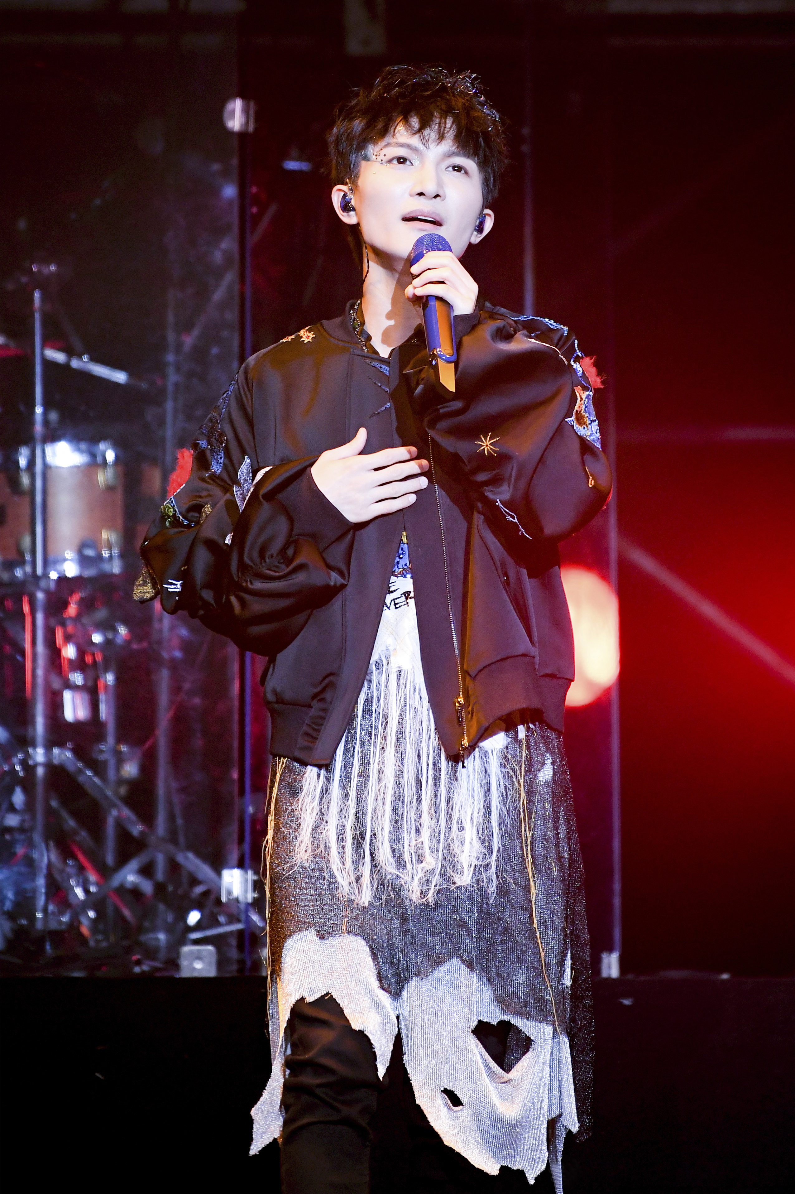  p>周深,1992年9月29日出生于湖南邵阳,长于贵州贵阳,中国内地男歌手