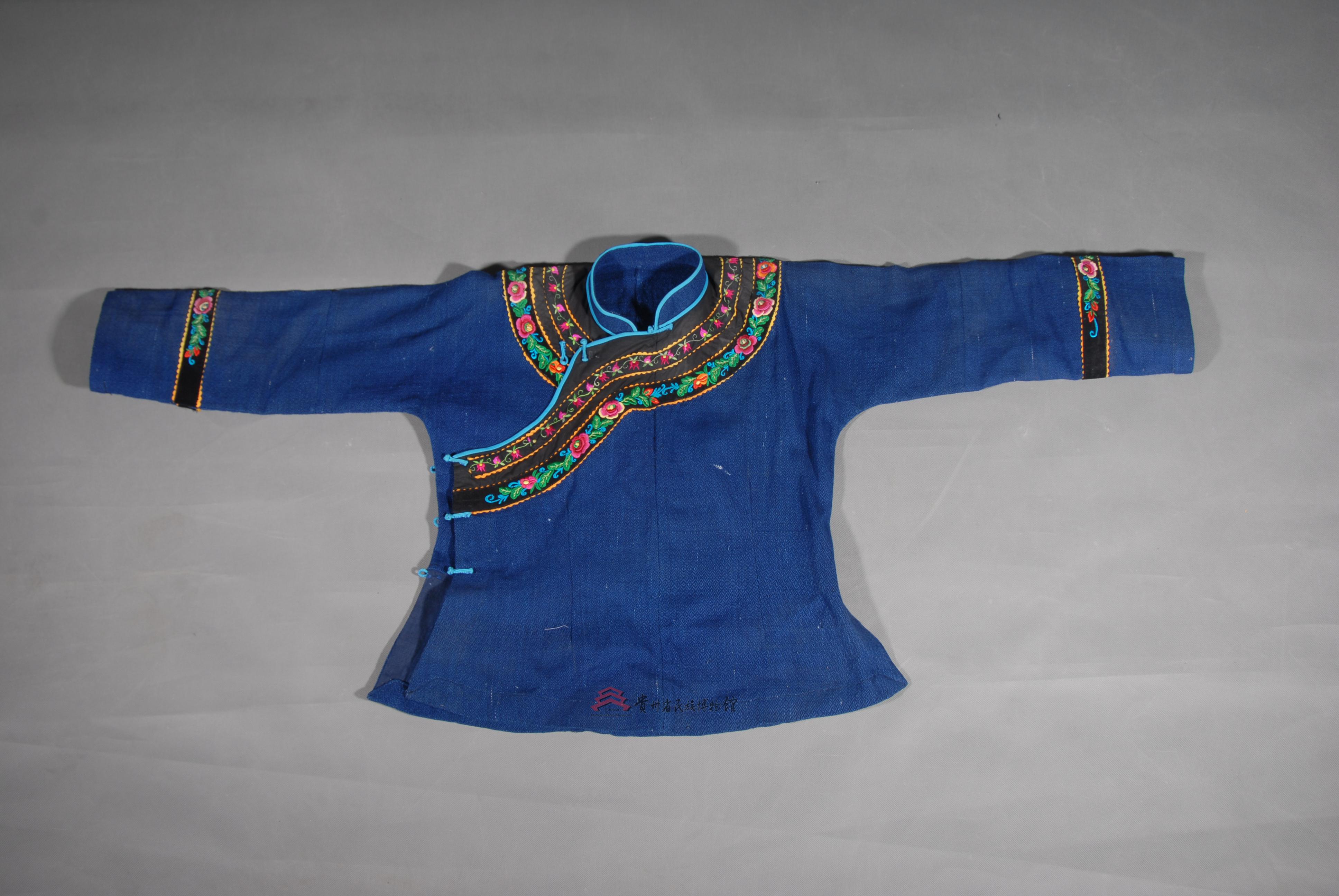 当代平塘毛南族蓝底平绣花纹右衽女上衣