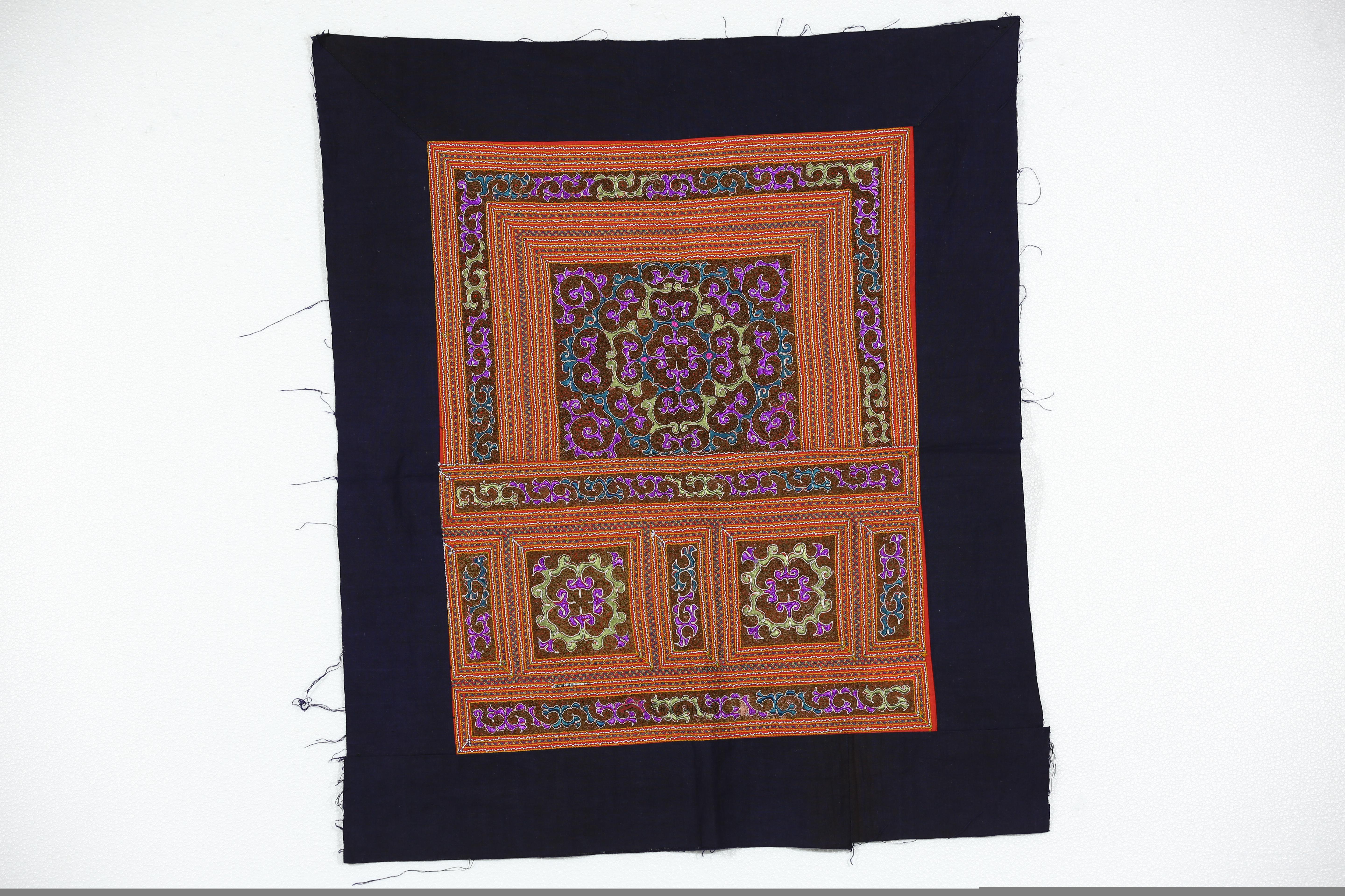 刺绣绣片是一件由贵州省民族博物馆通过征集而来的民族历史和文化藏品