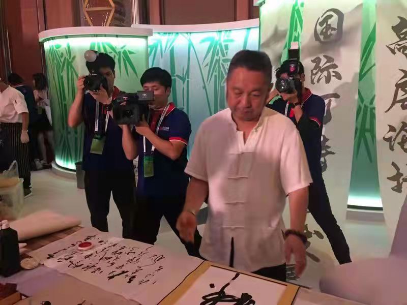  p data-id="skuhzwupzirl">赵玉清,男,中国硬笔书法协会会员.