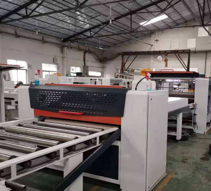  p>pvc石膏板贴面机是一种用于防火复合板表面贴面的设备. /p>